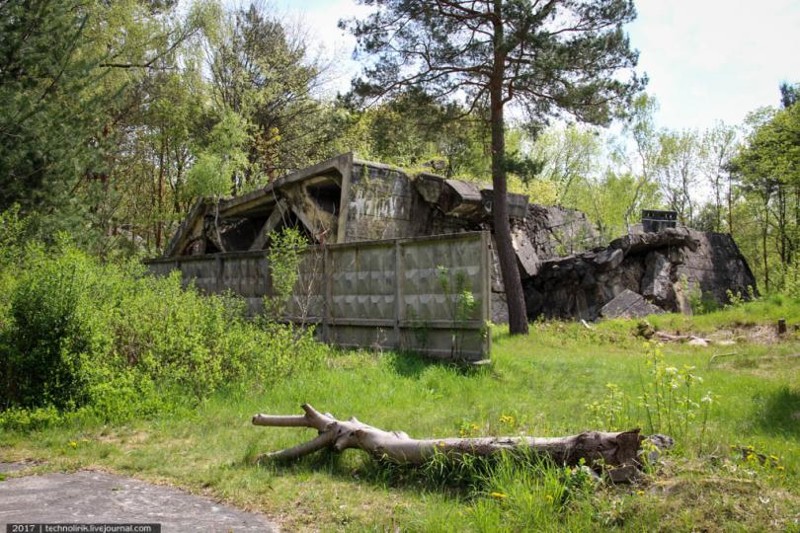 Руины бункеров рейха и классический советский забор — какое гармоничное сочетание наследия двух империй, которым Вюнсдорф очень щедро наполнен.