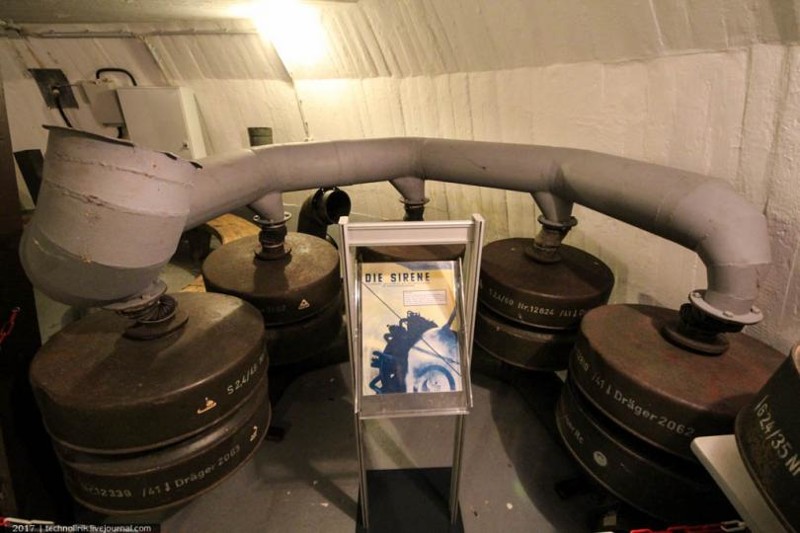 Оригинальная фильтро-вентиляционная установка фирмы Dräger из Любека. ФВУ находилась на самом последнем — восьмом уровне бункера, но в связи с тем, что там очень узко, ее демонтировали и разместили в подвале для удобства посетителей музея.