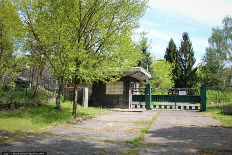 Бункерный комплекс Майбах 1 расположен на территории бывшей советской воинской части, путь в которую ведет через заброшенное кпп.