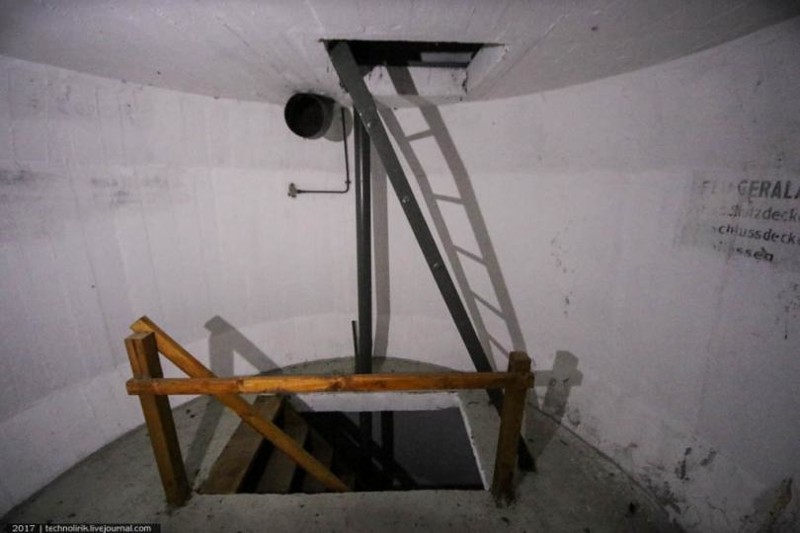 На седьмом уровне, согласно представленной выше схеме, должен был размещаться привод вентилятора фву, который представлен в музее (фото 07). Привода на месте не оказалось. На последний восьмой этаж ведет оригинальная лестница.