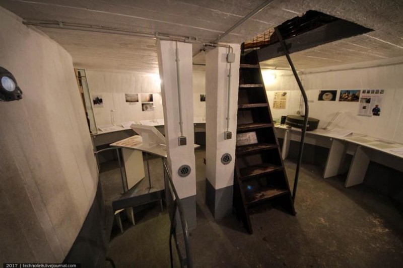 На втором уровне музейного бункера расположена экспозиция, рассказывающая об истории и конструкции бункеров системы Винкеля. Отсюда ведет лестница на нижний подвальный уровень, а также на верхние уровни.