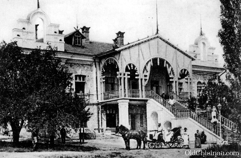 Первоначальный вид загородного дома-дачи, принадлежавшего дворянской семье Де-Карриер. Дом был построен в конце 19-го века.