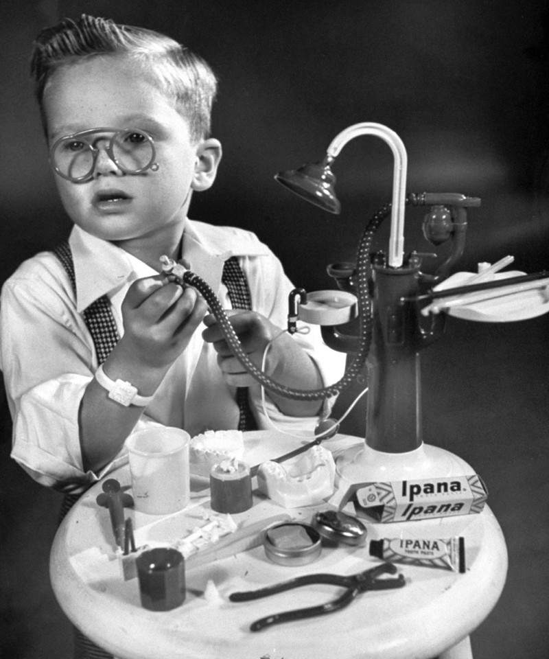 Набор будущего стоматолога с щипцами для удаления зубов, 1945 год