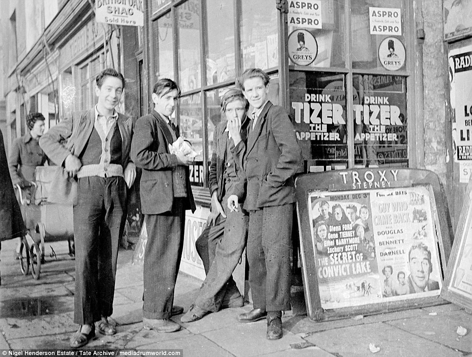 Слева: курящие подростки рядом с газетной лавкой, улица Кливленд-уэй, район Бетнал-Грин, 1951 г. Справа: сегодня Кливленд-уэй выглядит совершенно иначе, но там по-прежнему сохранились маленькие магазинчики