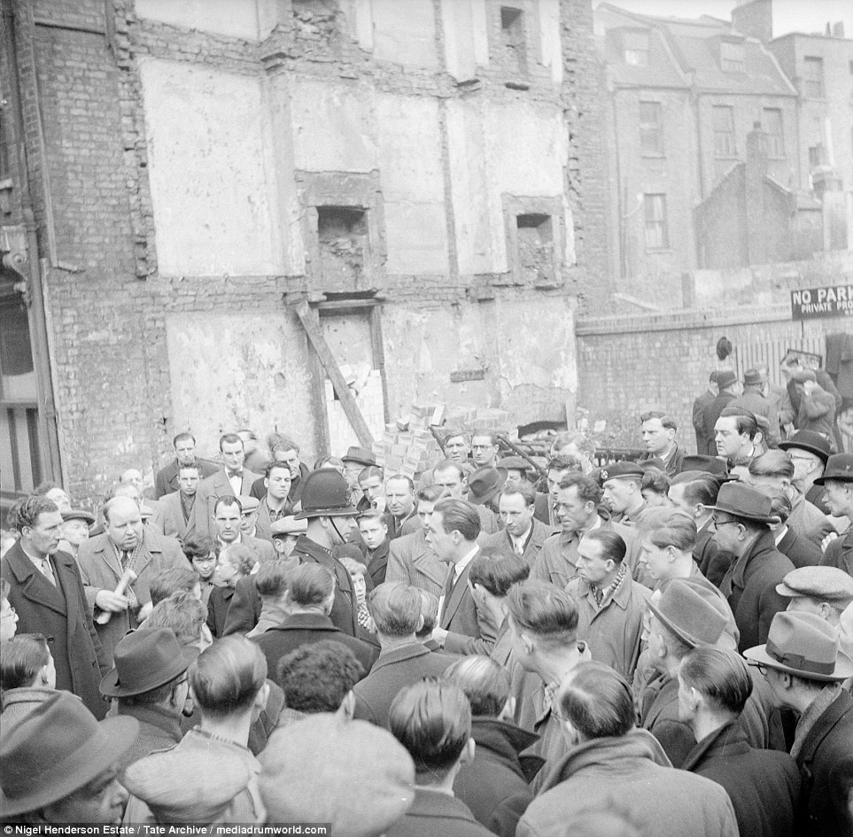 Слева: толпа вокруг полицейского, Петтикоут-лейн, район Спиталфилдс, 1952 г. Петтикоут-лейн - шутливое название улицы Мидлсекс-стрит. Справа: снос старых зданий в этом районе сегодня 