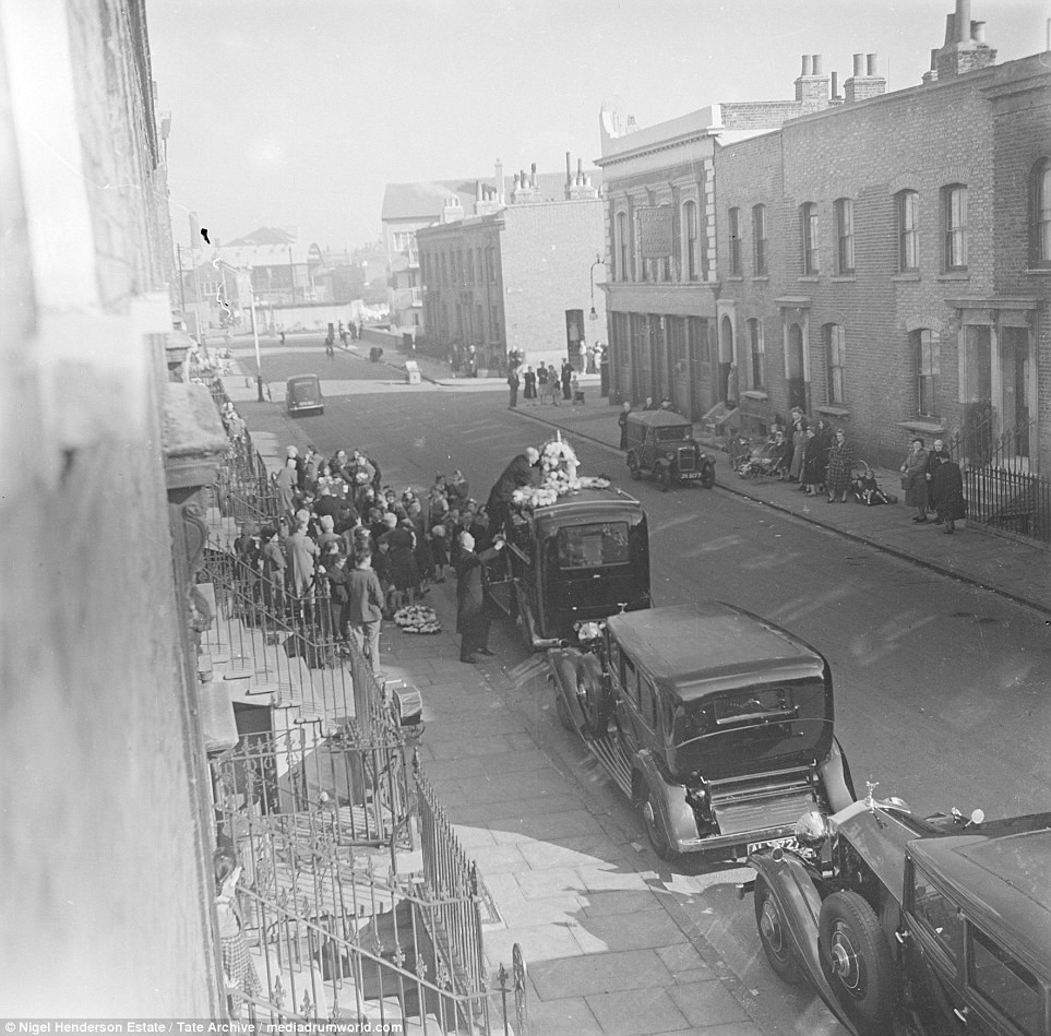 Слева: похороны мойщика окон, улица Чизенхейл-роуд, район Боу. Справа: современный вид улицы Чизенхейл-роуд