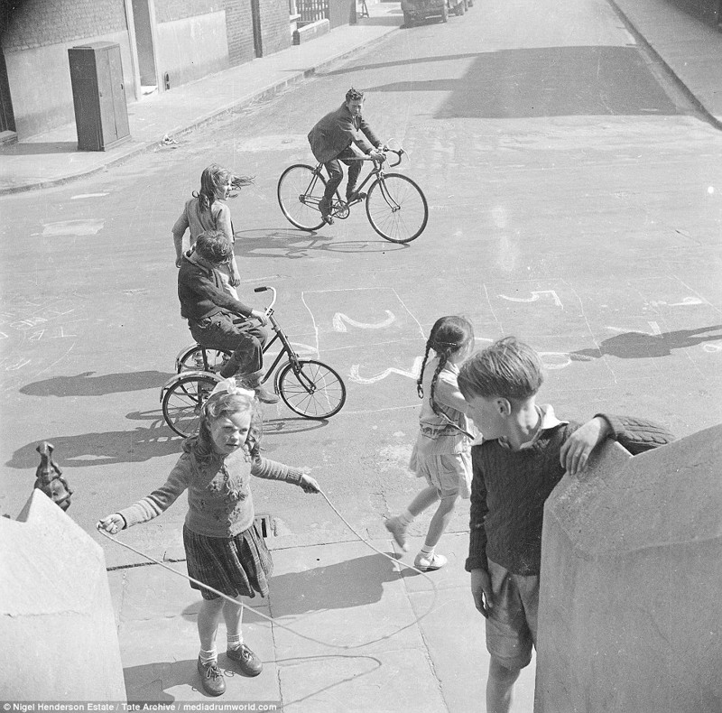 Велосипеды, скакалка, классики... Чизендейл-роуд, район Боу, 1951 г. 