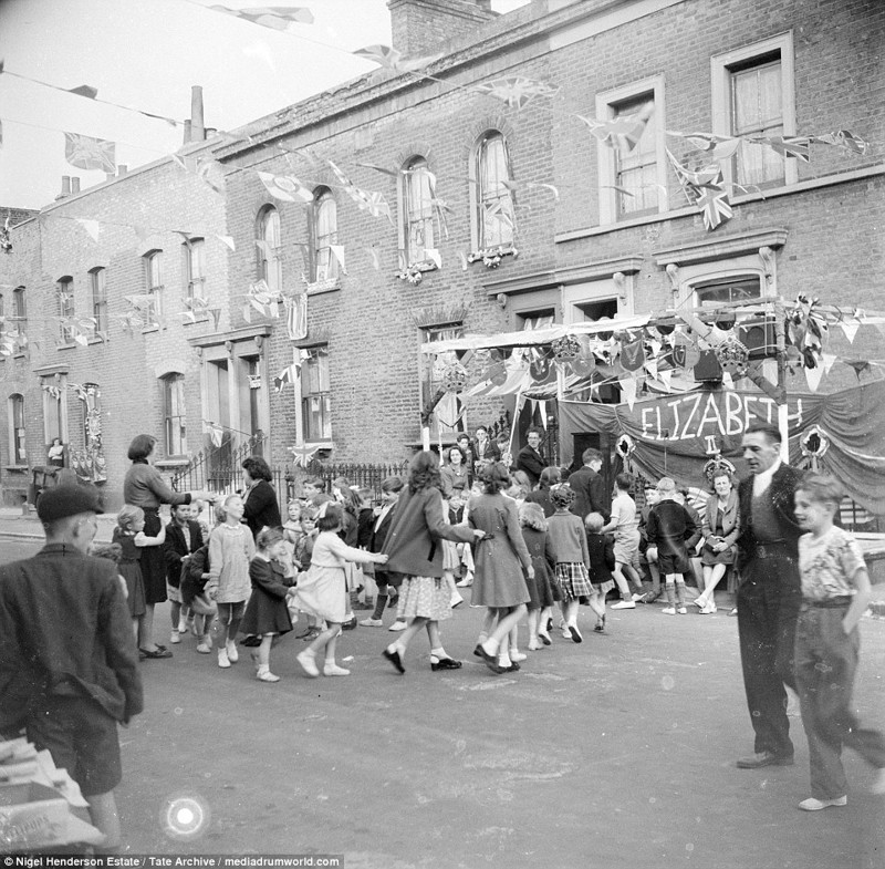 У людей праздничное настроение. Коронация Елизаветы Второй, Чизендейл-роуд, Боу, 1953 г.