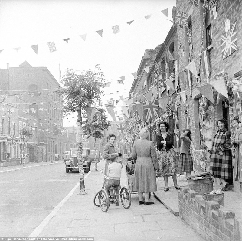 Улица, празднично украшенная по случаю коронации Елизаветы Второй, 1953 г. 