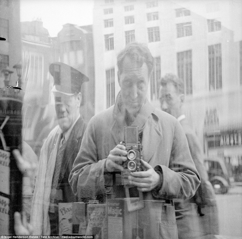 Фотограф Найджел Хендерсон собственной персоной - отражение в витрине, около 1950 г.