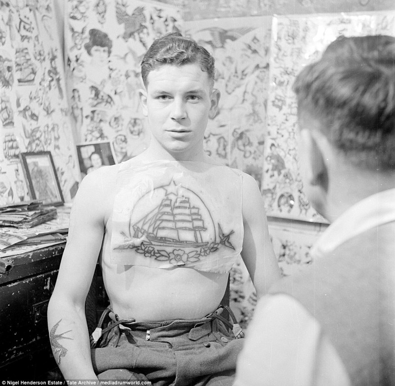 В те годы татуировка на всю грудь еще воспринималась как нечто из ряда вон выходящее. В основном так себя украшали моряки или работники доков 
