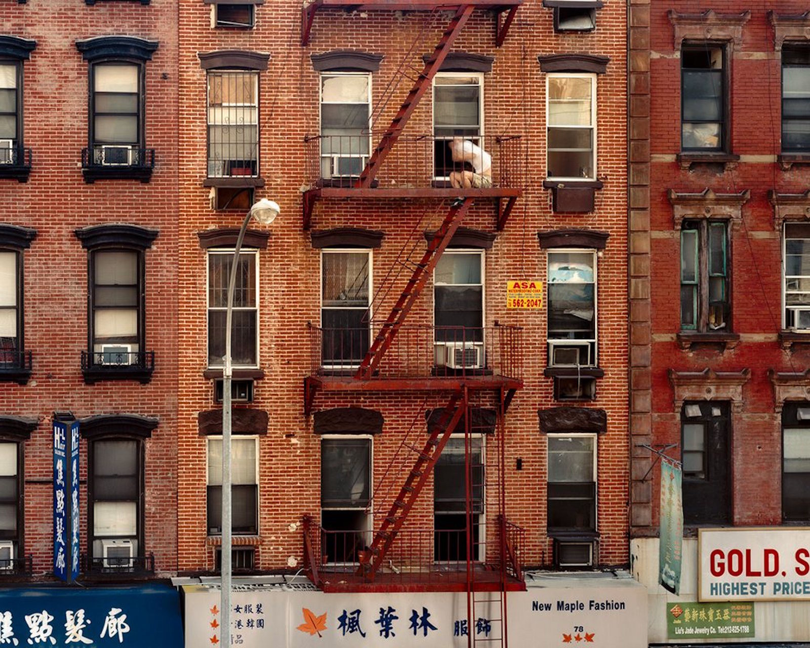 The neighbours window. Фасады зданий Нью Йорка. Многоэтажный дом окна. Многоэтажные кирпичные здания в Нью Йорке.