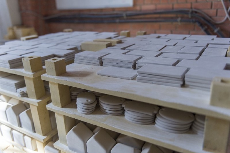 Как делают керамическую плитку ручным способом