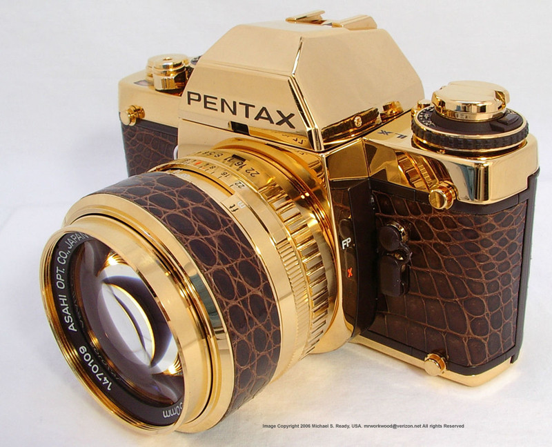 Но далеко не все фирмы выпускали фотоаппараты для нормальных пацанов. Например Пентакс всего однажды сподобился выпустить по-настоящему золотой аппарат — "Pentax LX Gold":