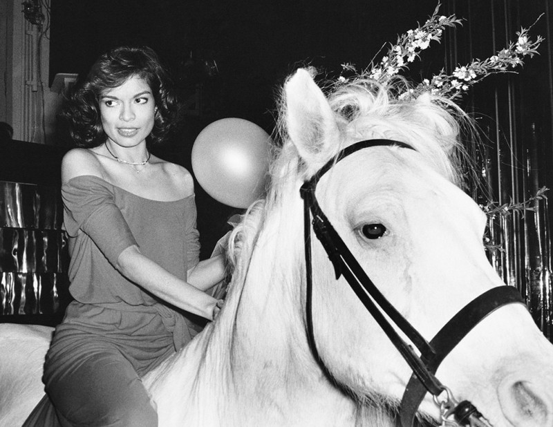 Бьянка Джаггер в свой день рождения въехала на белом коне в клуб Studio 54 в 1977 году