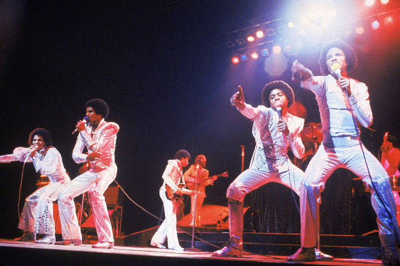 Группа The Jacksons выступает с концертом, 1975 год