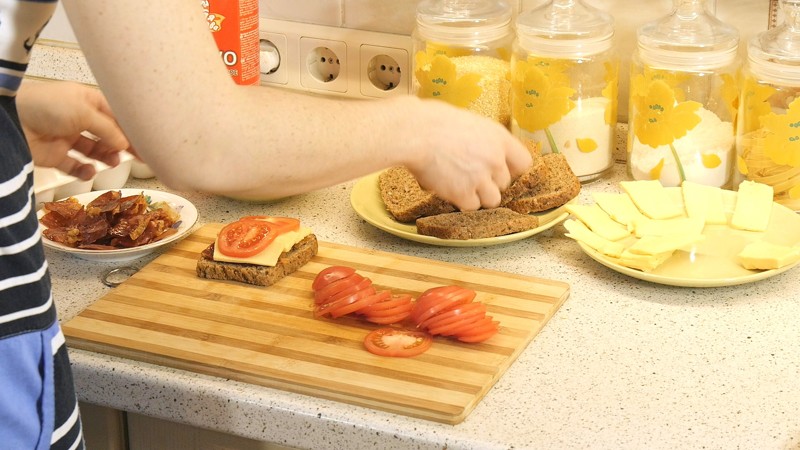 038. Горячие бутерброды с беконом, сыром и помидорами