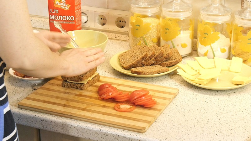 038. Горячие бутерброды с беконом, сыром и помидорами