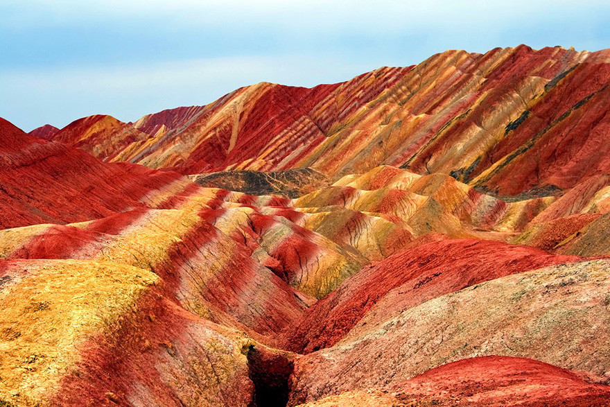 Трудно поверить. Скалы Чжанъе Данксиа. Разноцветные скалы Чжанъе Данься. Цветные скалы Чжанъе Данксиа в провинции Ганьсу, Китай. Дэнксия цветные горы.