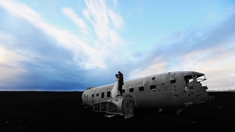 Самолёт в Исландии, рядом с которым все фотографируются