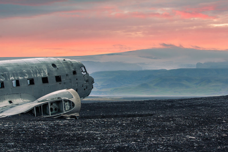 Самолёт в Исландии, рядом с которым все фотографируются