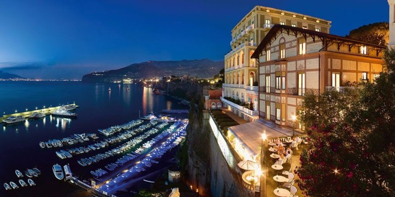 Также имеются путевки в спа-отель Golden Door в Южной Калифорнии, Grand Hotel Excelsior Vittoria в Сорренто (Италия) и Grand Hotel Tremezzo на озере Комо.