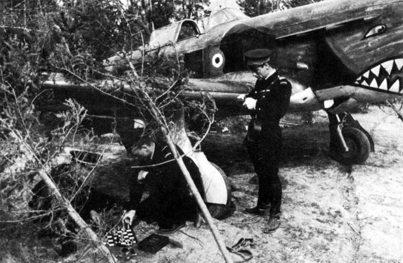 Французские летчики 1–го отдельного истребительного авиаполка сражающейся Франции "Нормандия–Неман" играют в шахматы под крылом Як–1 Ролана де ля Пуапа, 1943 год. 