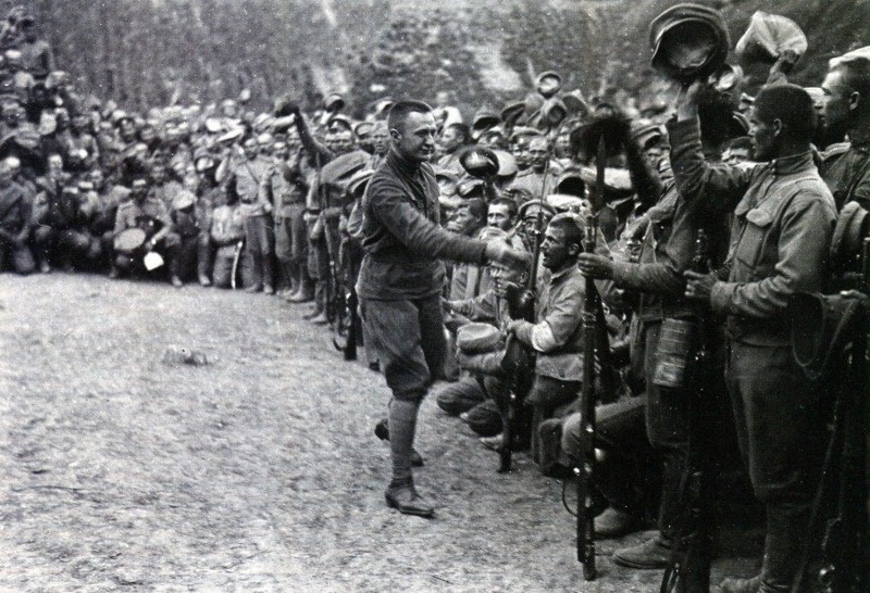 Председатель Временного правительства А.Ф.Керенский на фронте, 1917 год.