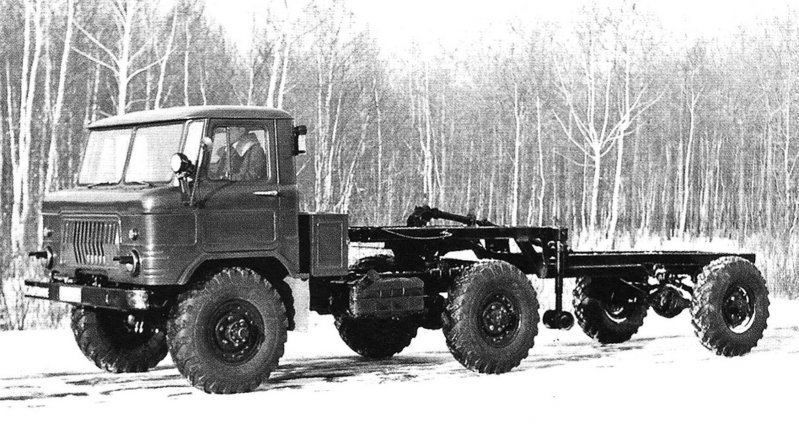 Опытный специальный тягач ГАЗ-66К с активным полуприцепом-шасси (из архива И. Падерина)