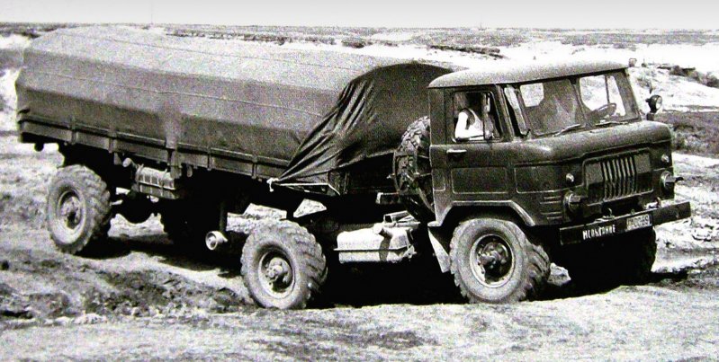 Тягач ГАЗ-66К с одноосным полуприцепом с механическим приводом колес (из архива И. Падерина)