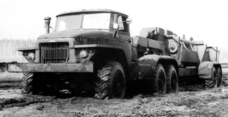 Экспериментальный тягач Урал-380 с открытым активным полуприцепом-шасси (из архива В. Дмитриева)