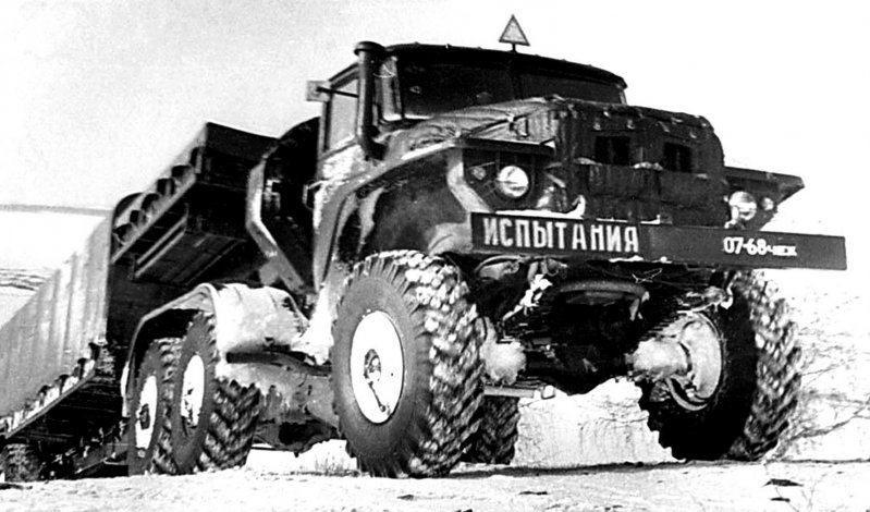 Испытания тягача Урал-380 с закрытым активным полуприцепом Урал-862 (из архива В. Дмитриева)