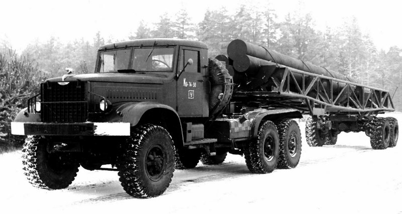 Опытный автопоезд КТ-214-40П с трубчатыми имитаторами длинномерных ракет (из архива НИИЦ АТ)