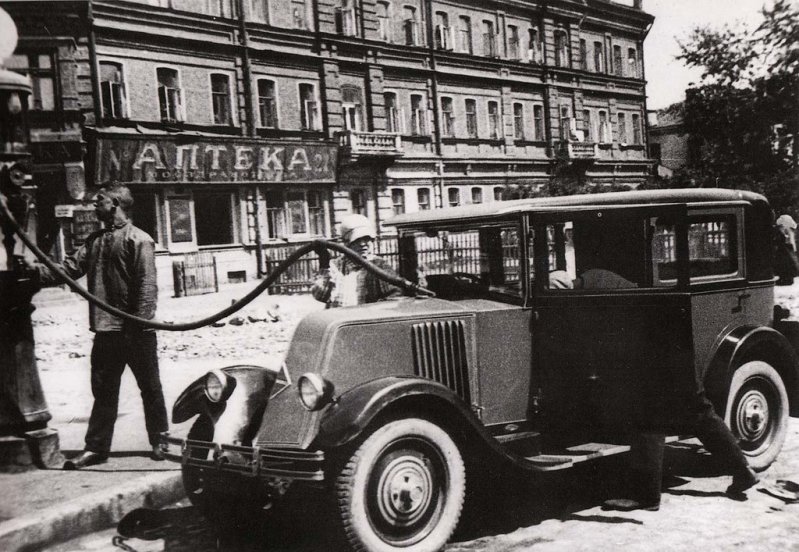Фото 1929 г. А. Родченко. Renault Маяковского на бензоколонке на Угольной площади (Угол Садовой-Каретной и Делегатской улиц).