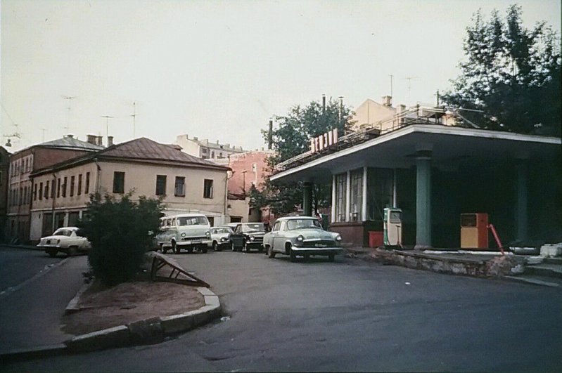 Фото 1971 г. Бензозаправка на Трубной улице.