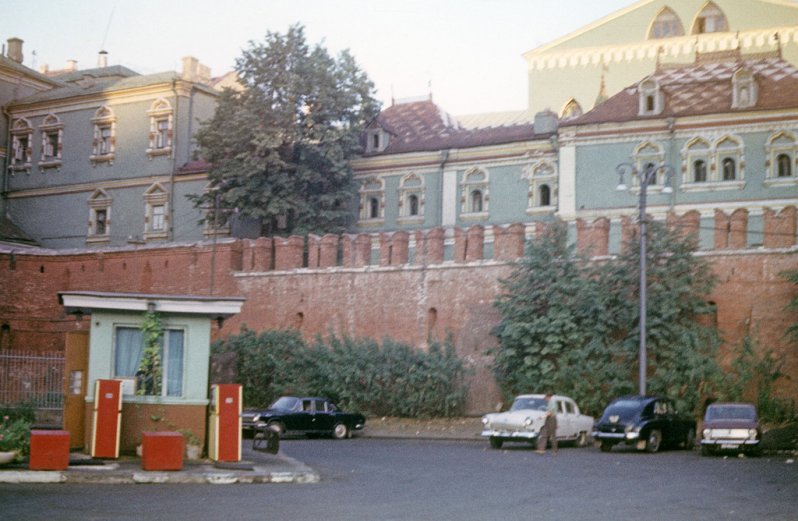 Фото нач. 1970-х гг. М. Б. Стриженова. Бензоколонка возле гостиницы "Метрополь".