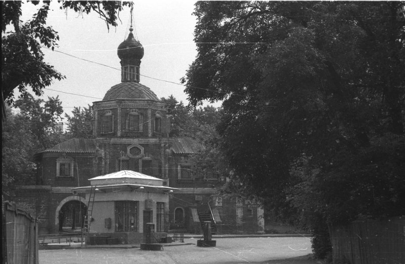 Фото 1985 г. М. Хольного. Бензозаправка возле Зачатьевского монастыря.