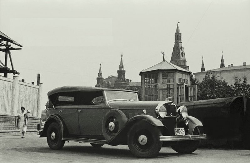 Фото 1933 г. Линкольн на автозаправочной станции на Манежной площади.