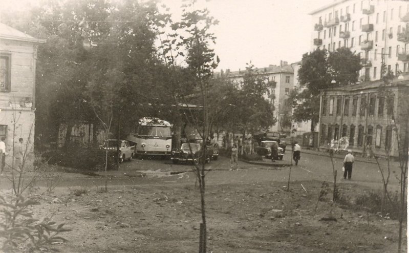 Фото 1965 г. А. Р. Фомина. Заправка на углу улицы Красина и Зоологической. АЗС есть здесь и сейчас.
