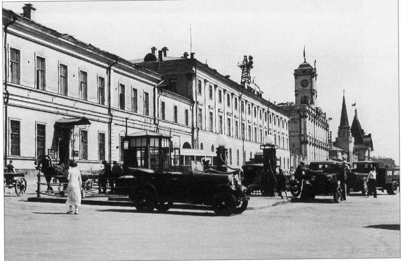 Фото 1936 г. Бензозаправка у Ленинградского вокзала.