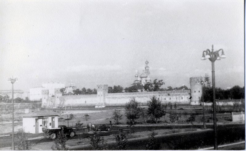 Фото 1950-х гг. Бензозаправка у Новодевичьего монастыря.