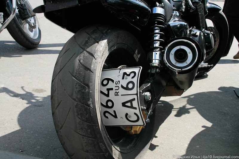 Мотоцикл нужен номер. Крепление номерного знака на мотоцикл. Держатель номера на мотоцикл на колесо. Крепление номера на колесо мотоцикла. Маленький номер на мотоцикл.