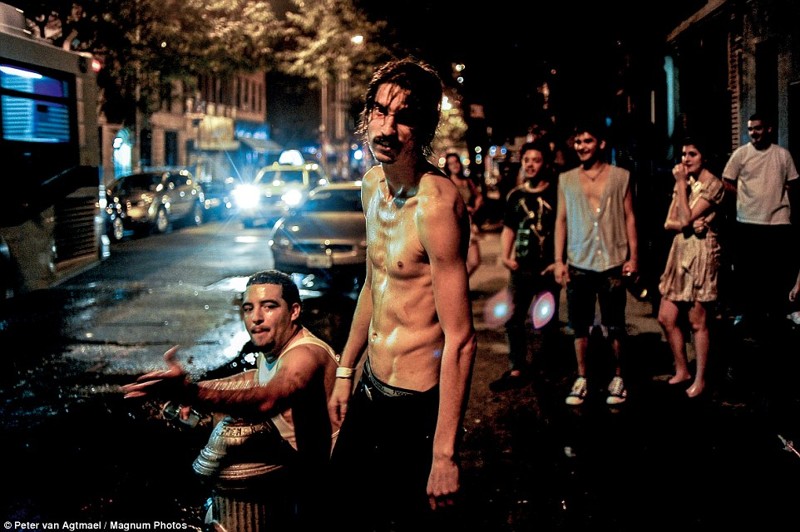 Люди на оживленной улице Бруклина, Нью-Йорк, 2010 год