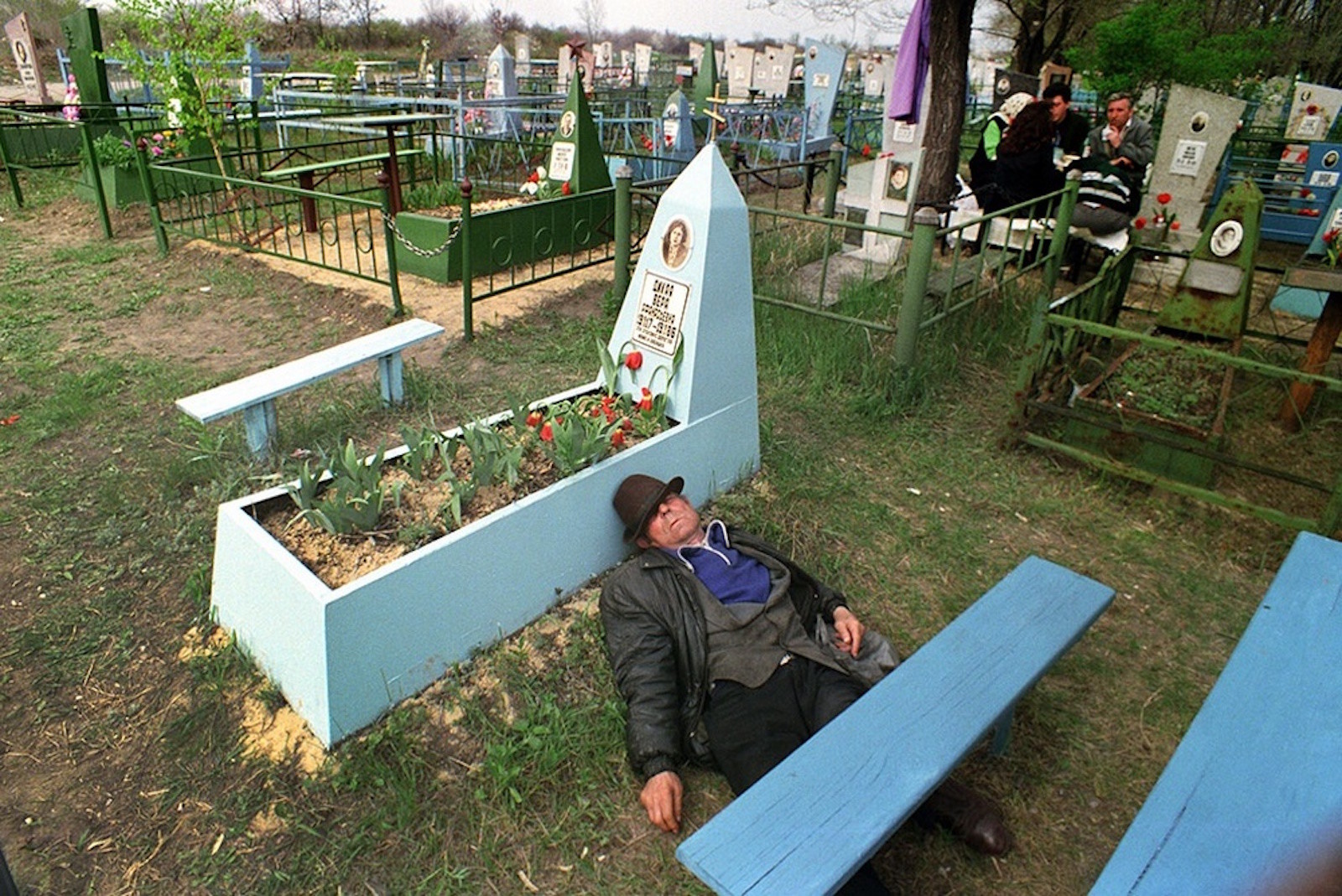 фото живых на кладбище