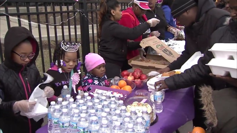 Шестилетняя девочка накормила бездомных на деньги, предназначенные для её дня рождения