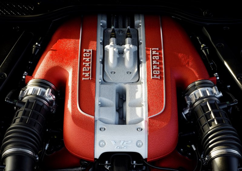 Ferrari 812 Superfast - важно слышать звук мотора