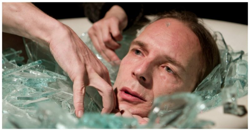 50-летний мастер перформанса из Швейцарии искупался голым в ванне с битым стеклом