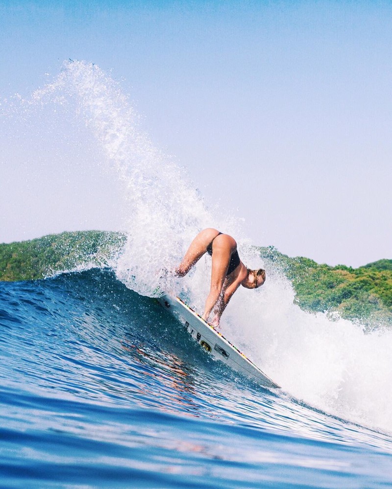 Пышногрудая серфингистка покоряет сети настоящим цунами в Instagram*
