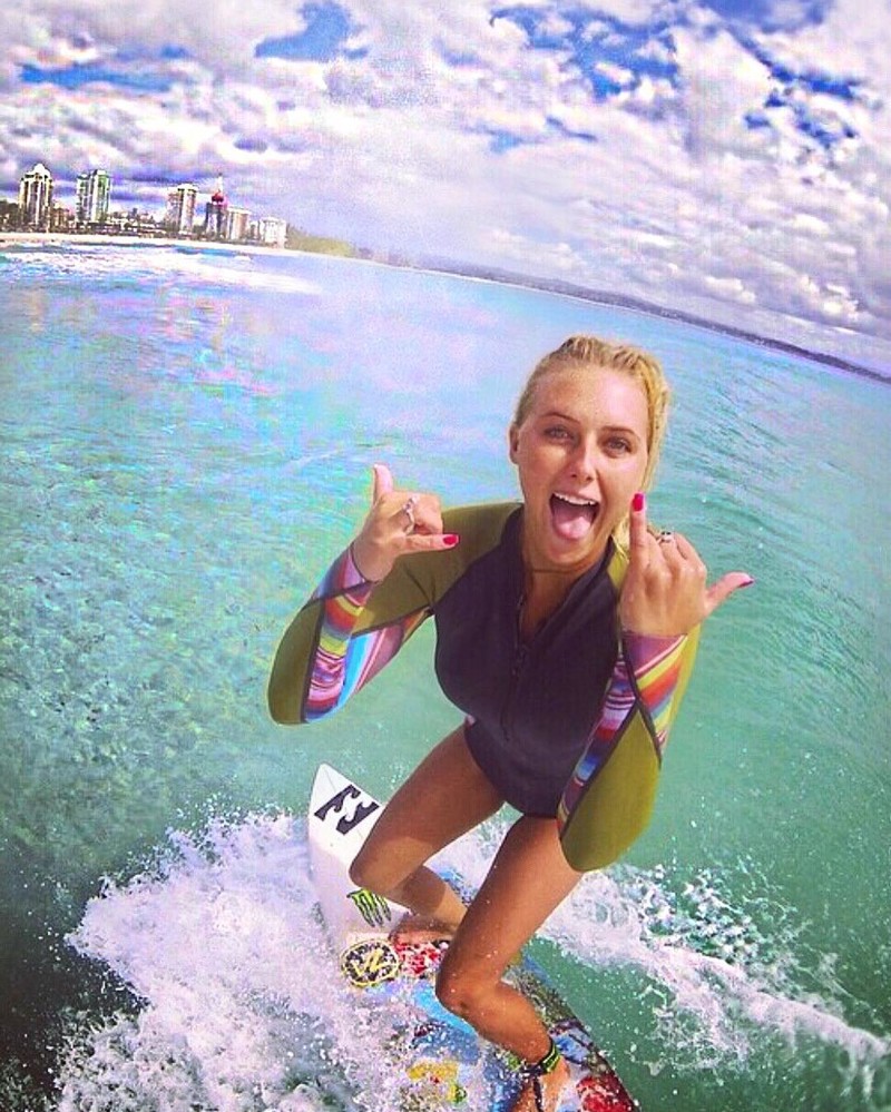 Пышногрудая серфингистка покоряет сети настоящим цунами в Instagram*