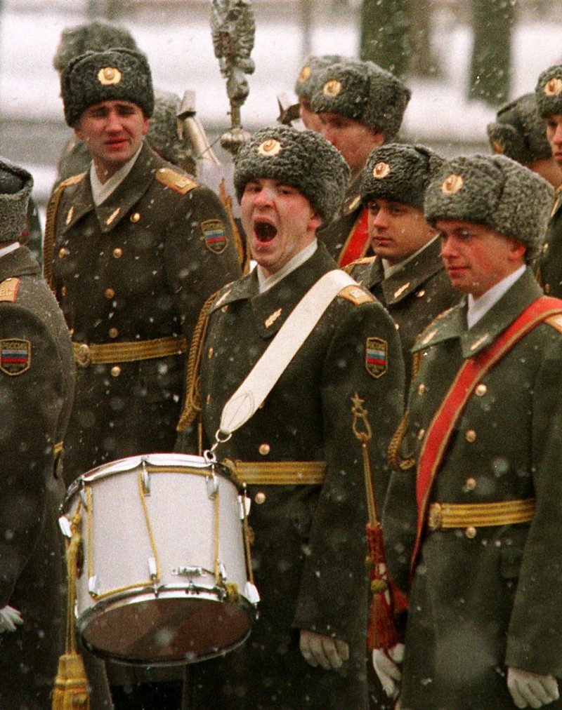 Российский солдат военного оркестра зевает перед началом церемонии возложения венка на Могилу Неизвестного Солдата, январь 1999 года.